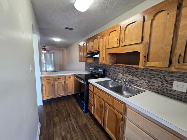 Building Photo - 412 S Ashley St