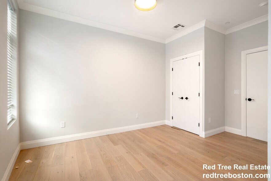 Building Photo - 142 Pleasant St