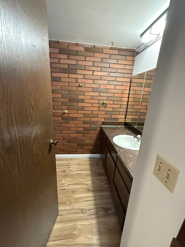 Building Photo - Swanky Retro Living in the Heart of North Everett!