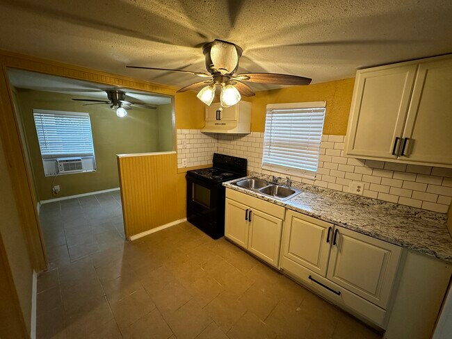 Building Photo - 1325 Hidalgo St