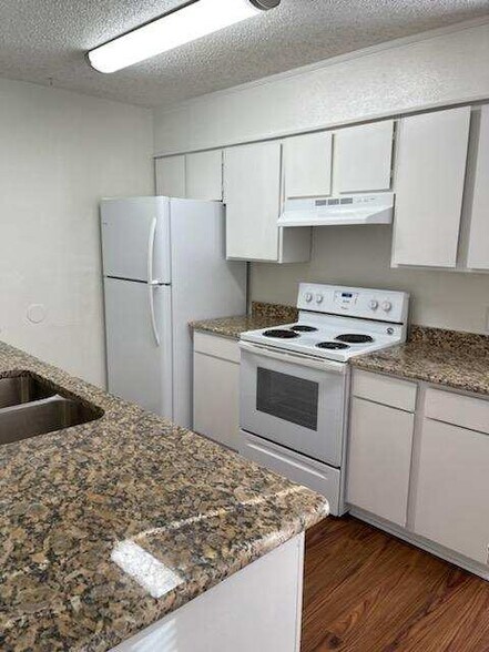 Building Photo - 3208 Matthews Dr