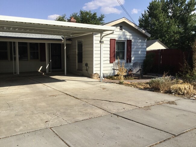 Building Photo - 4 bedroom home close to UNR