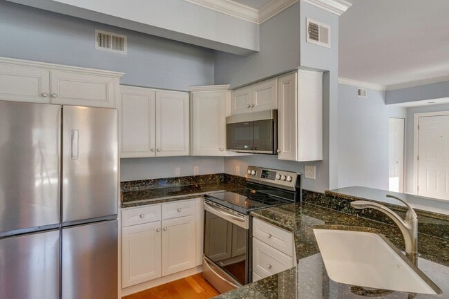 Building Photo - Spacious 2BR/2BA End Unit Condo in Desirab...