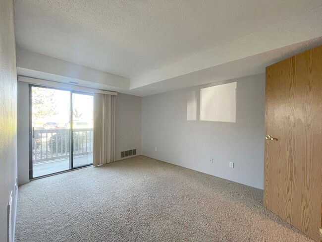 Building Photo - 1 bedroom condo w/ patio. Outdoor pool!