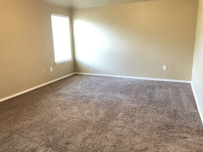 Building Photo - 4 bd/2 ba - Yukon adress - Mustang Schools