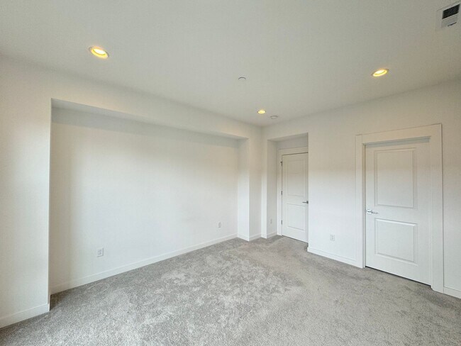 Building Photo - Luxury townhouse for rent