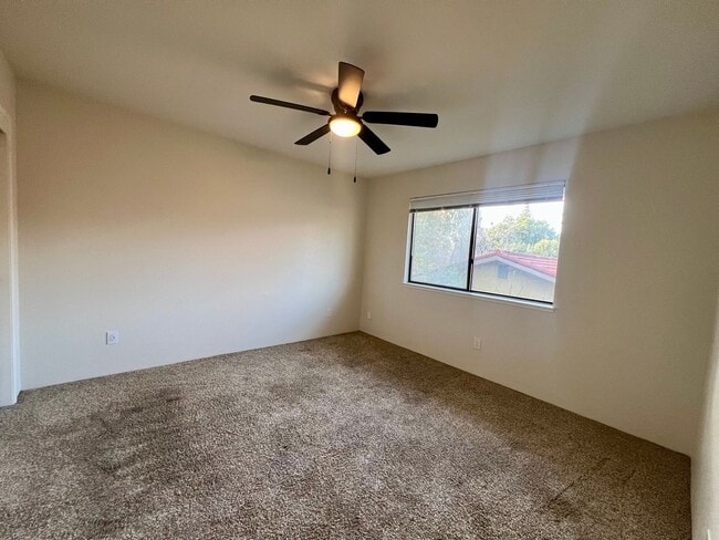 Building Photo - Great Townhome in the Pocket area close to everything!
