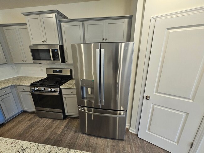 Building Photo - Like New townhome in Monroe!