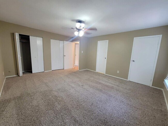 Building Photo - 3222 River Valley Dr