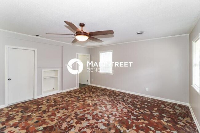 Building Photo - 4 Bedroom Pet-Friendly Home in Memphis, TN with Main Street Renewal