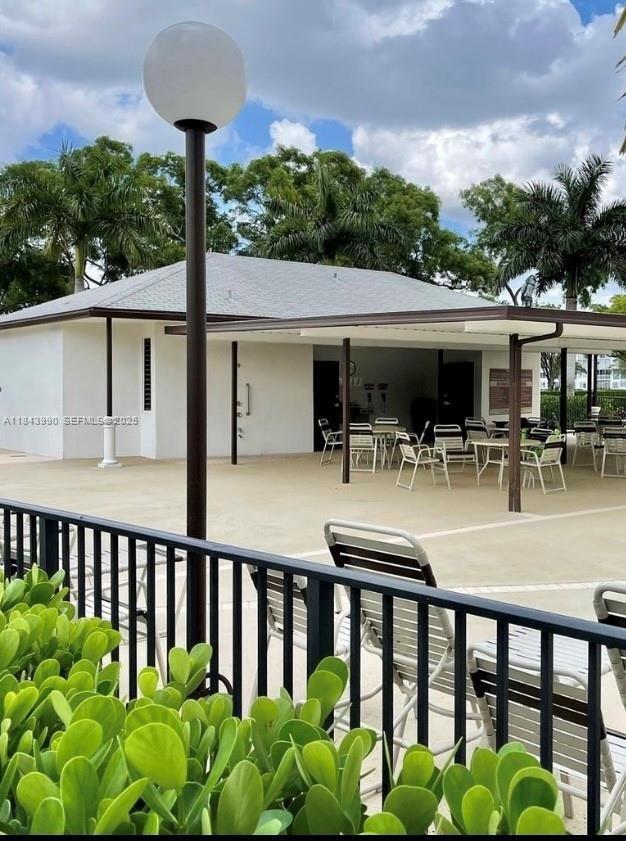 Building Photo - 400 Brighton J