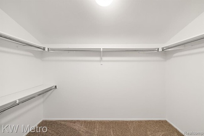 Building Photo - 5652 Drake Hollow Dr E