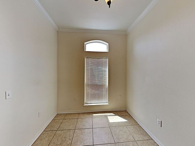 Building Photo - No Applications Fees* $250 off first month...