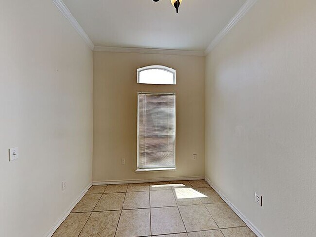 Building Photo - No Applications Fees* $500 off first month...