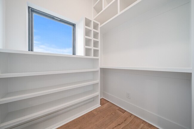 Building Photo - 6011 Hill Cir Dr