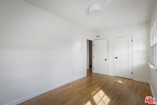 Building Photo - 833 Burnside Ave
