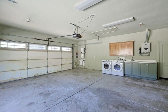 Building Photo - 5BR Home in Ramona Country Estates with Pool & Views