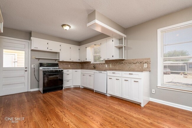 Building Photo - 1002 S San Jose Dr