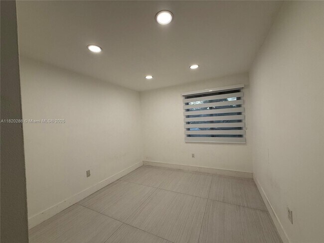 Building Photo - 9405 Fontainebleau Blvd