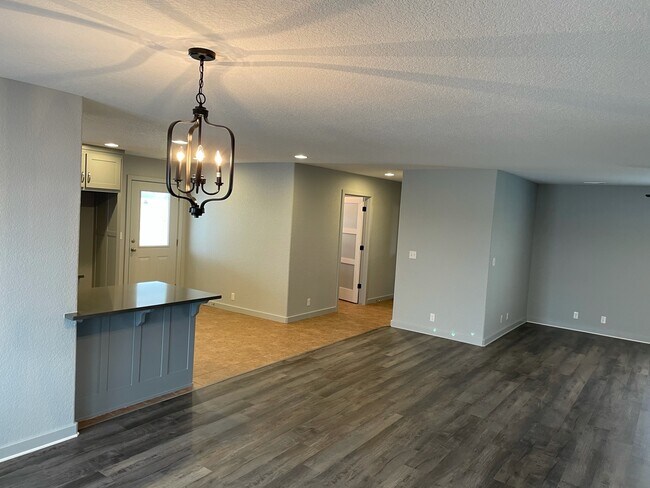 Building Photo - 9969 Glen Rd