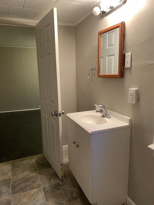 Building Photo - Newly Renovated 2 Bedroom with a walk-through Home in Carlisle