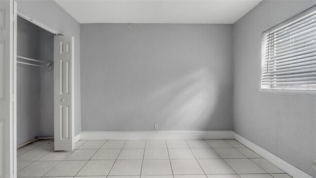 Building Photo - 626 SW 14th Ave