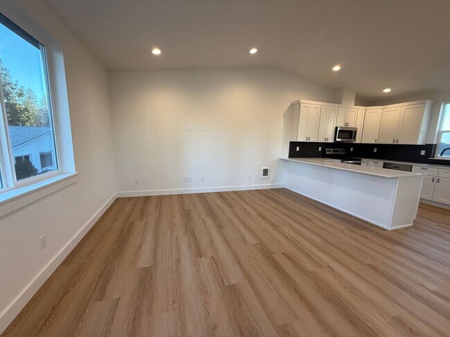 Building Photo - Brand New Modern 2 Bed/ 1 Bath Triplex - Larkspur