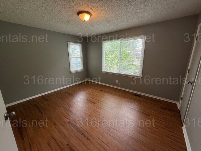 Building Photo - $1050 - 3 bedroom / 1 bathroom - Single Fa...