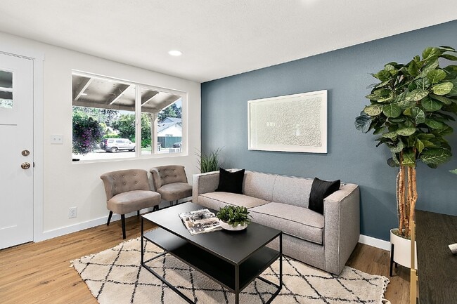 Building Photo - Newly Remodeled 1-Bedroom Duplex Unit with...