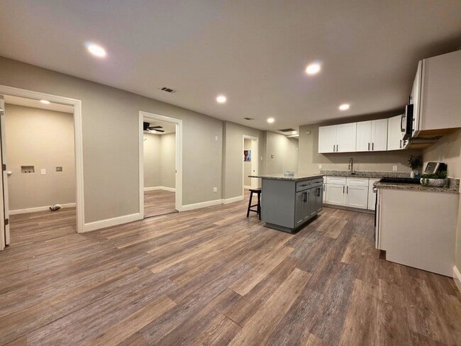 Building Photo - 3913 Chenault St