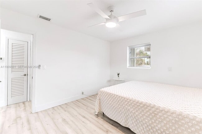 Building Photo - 2911 NW 5th Ct