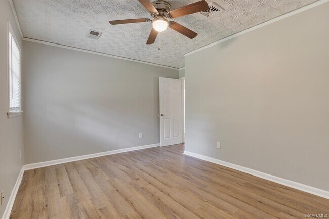 Building Photo - 1301 Beaumont Dr