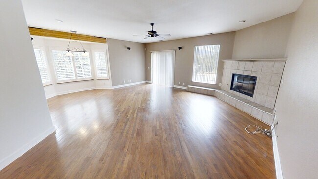 Building Photo - Spacious Single Story 3-Bedroom Home Beaut...