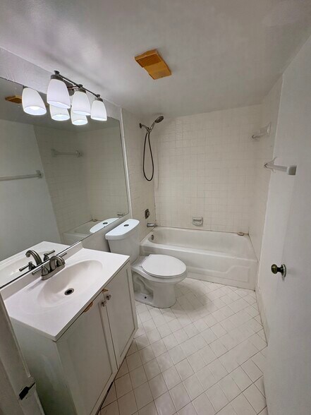 Building Photo - 2925 SW 22nd Ave