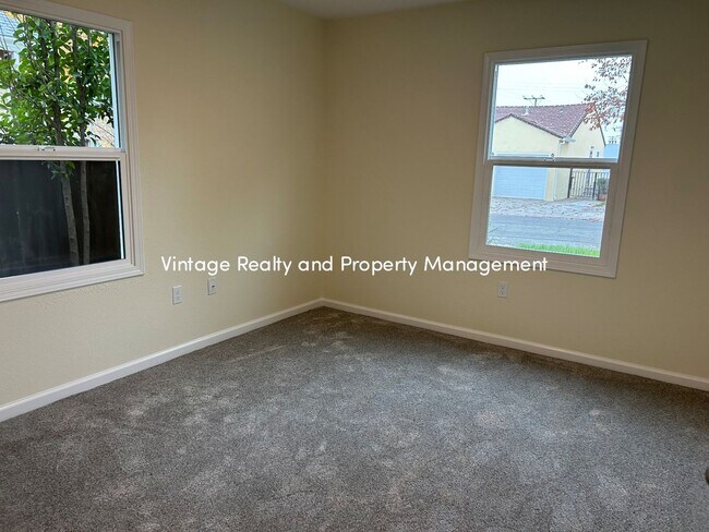 Building Photo - Just Like New Cozy 2 Bedroom Home That Is Ready to Go!!!