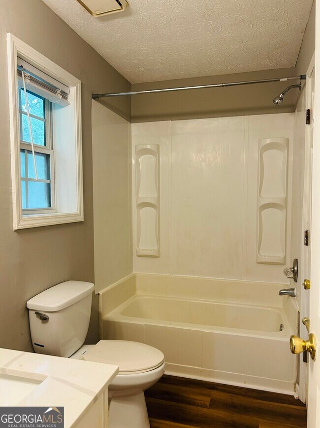 Building Photo - 207 Hillcrest Dr