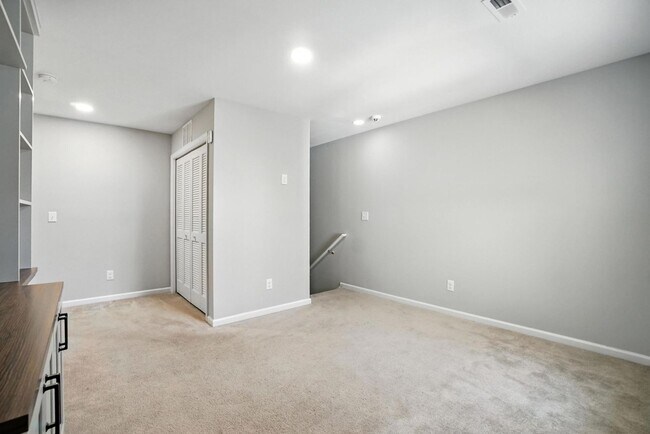 Building Photo - Fully Updated and Move-In Ready with Excep...