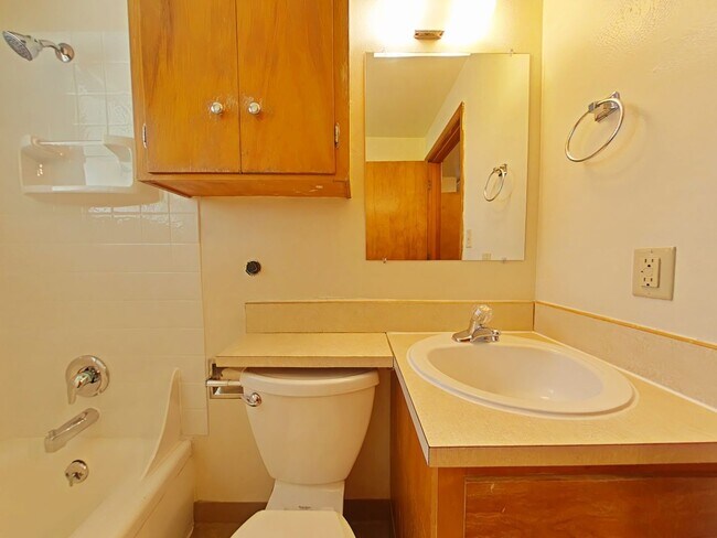 Building Photo - 2 Bedroom Duplex ~ Close to Campus ~ Cat F...