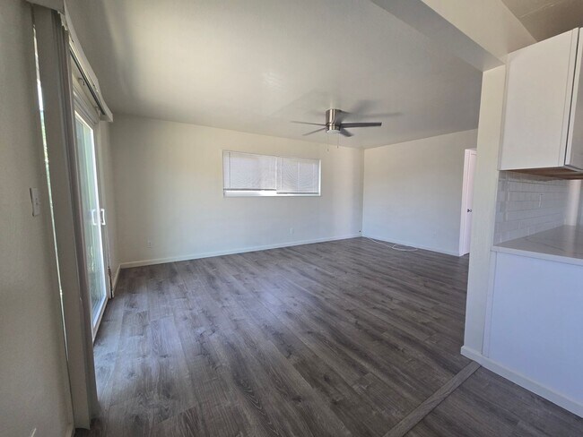 Building Photo - 3 BR 2 BA Available Now