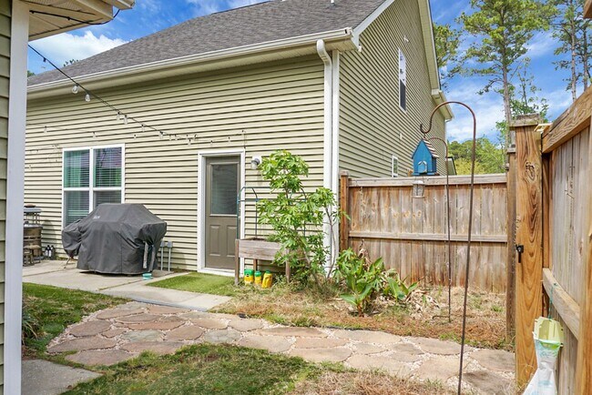 Building Photo - Johns Island 4BR, 2.5 BA Gem: Features Wood Floors, 2-Car Garage, & Community Pool