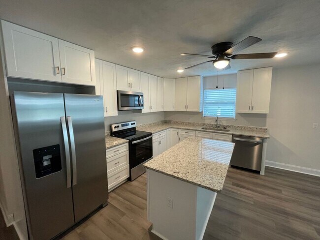 Building Photo - Newer 3/2 in Turkey Creek!