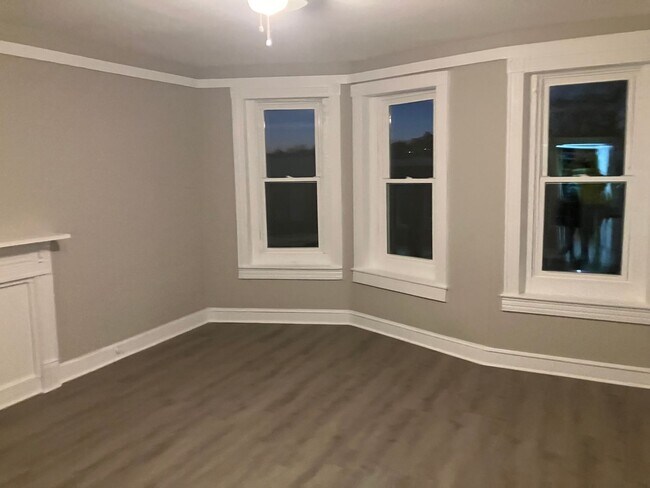 Building Photo - Rare 7-Bedroom, 3.5-Bath Home with Generous Living Space