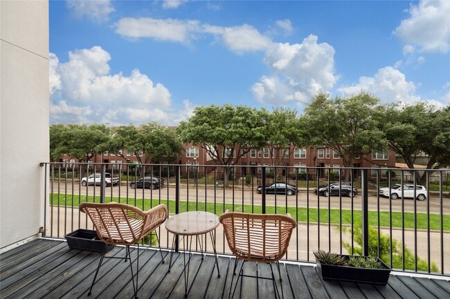 Building Photo - 711 Memorial Heights Dr