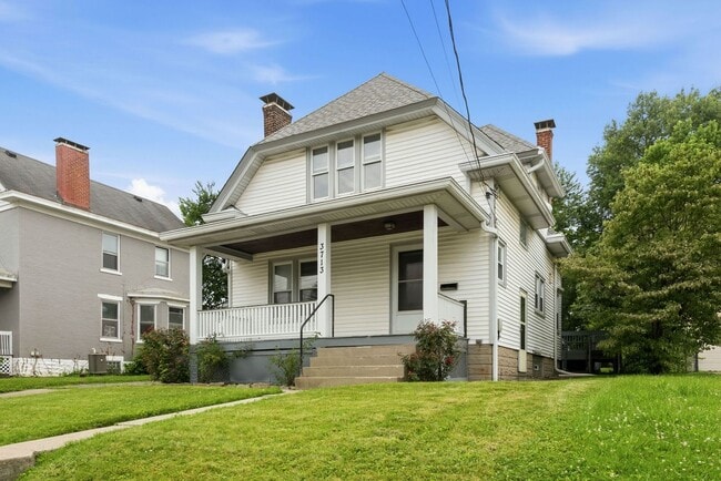 Building Photo - CHEVIOT: Charming 4 bed 2.5 bath 1 car detached garage