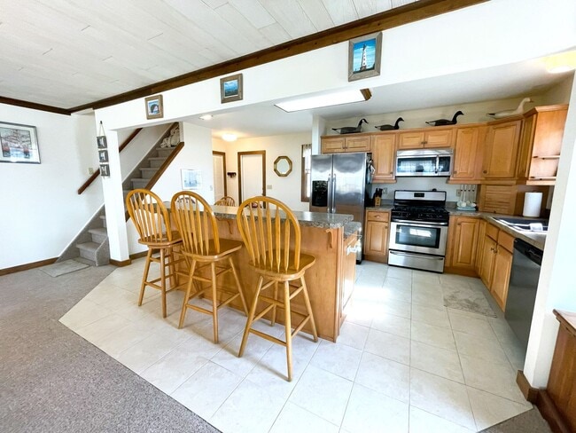 Building Photo - 5 Bed 2 Bath Annual Rental
