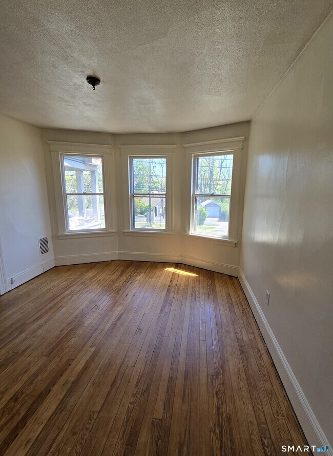 Building Photo - 985 Huntington Rd