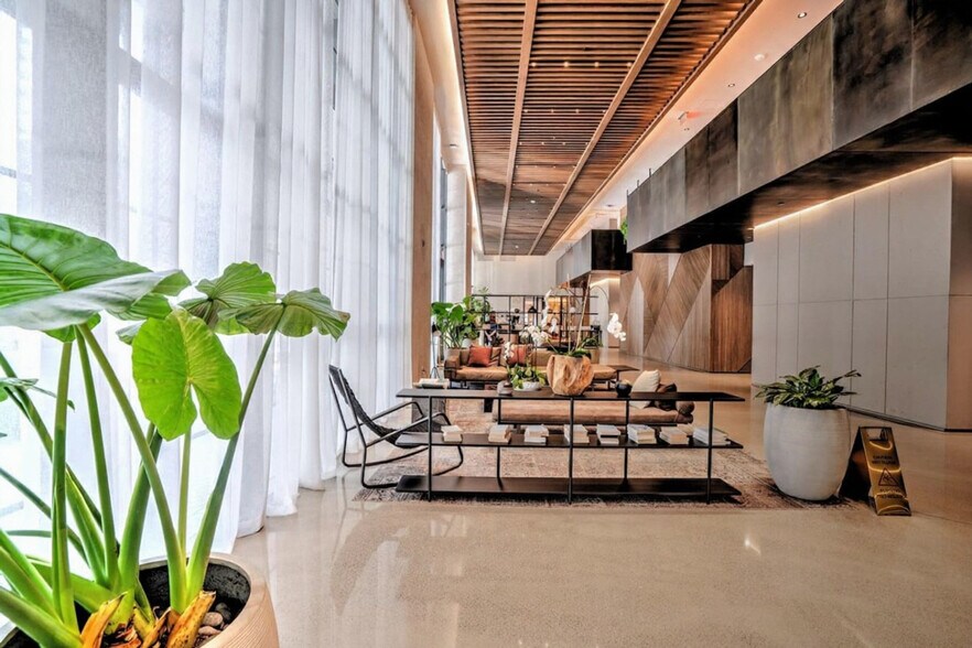 Building Photo - 601 NE 1st Ave