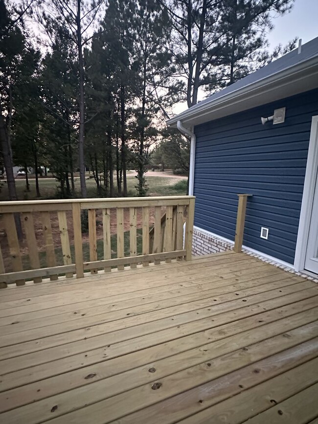 Building Photo - 3 BED 2 BATH HOUSE ON AN ACRE OF LAND! Pet...
