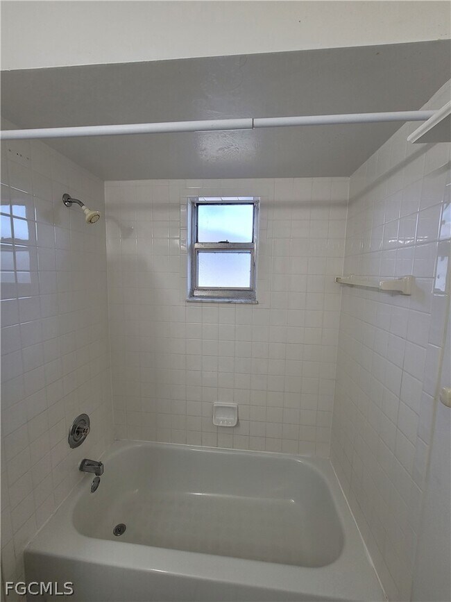 Building Photo - 931 SE 23rd Pl