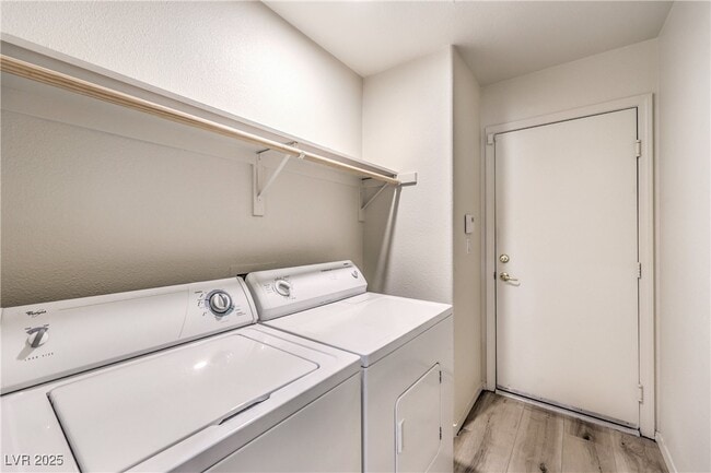 Building Photo - 1851 Vista Pointe Ave